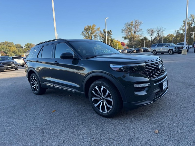 Ford Explorer Vehicle Image 11