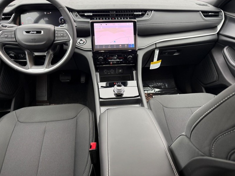 Jeep Grand Cherokee Vehicle Image 08