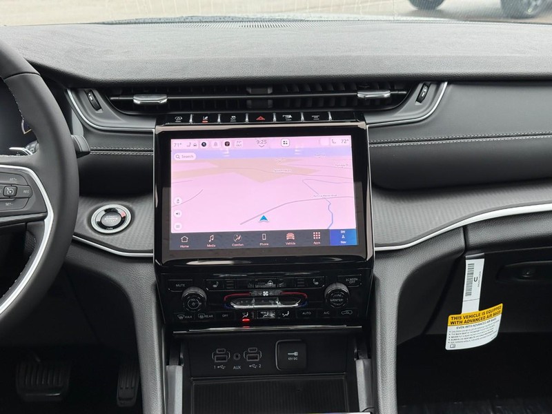 Jeep Grand Cherokee Vehicle Image 11
