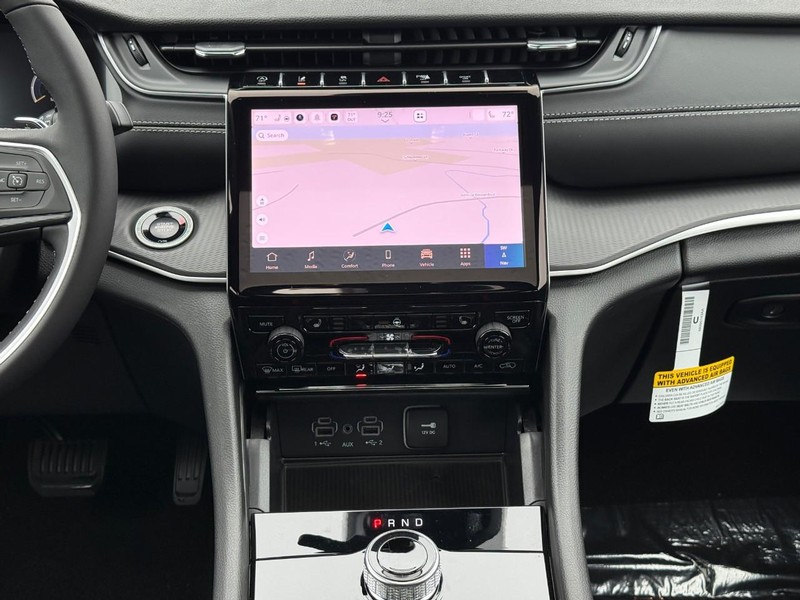 Jeep Grand Cherokee Vehicle Image 12