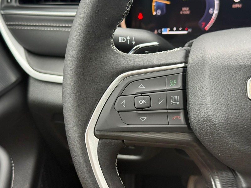 Jeep Grand Cherokee Vehicle Image 18