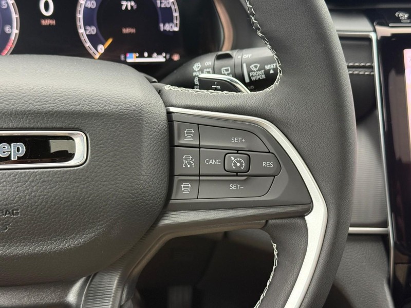 Jeep Grand Cherokee Vehicle Image 19