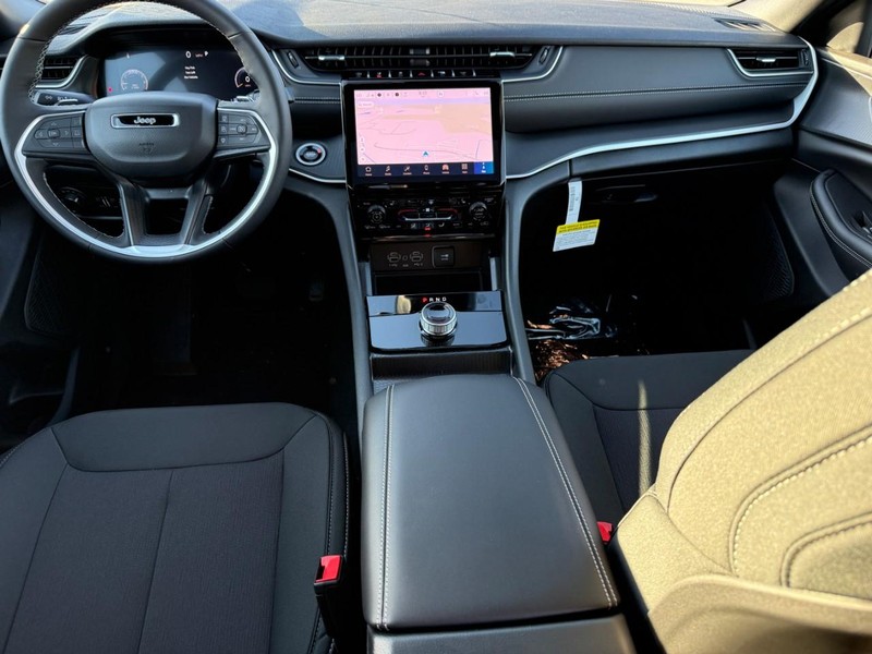 Jeep Grand Cherokee Vehicle Image 08
