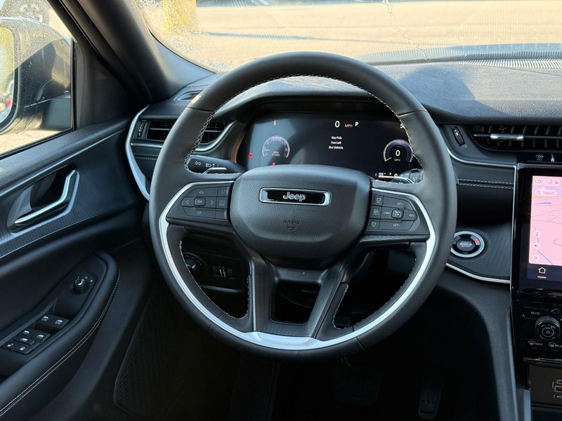 Jeep Grand Cherokee Vehicle Image 09