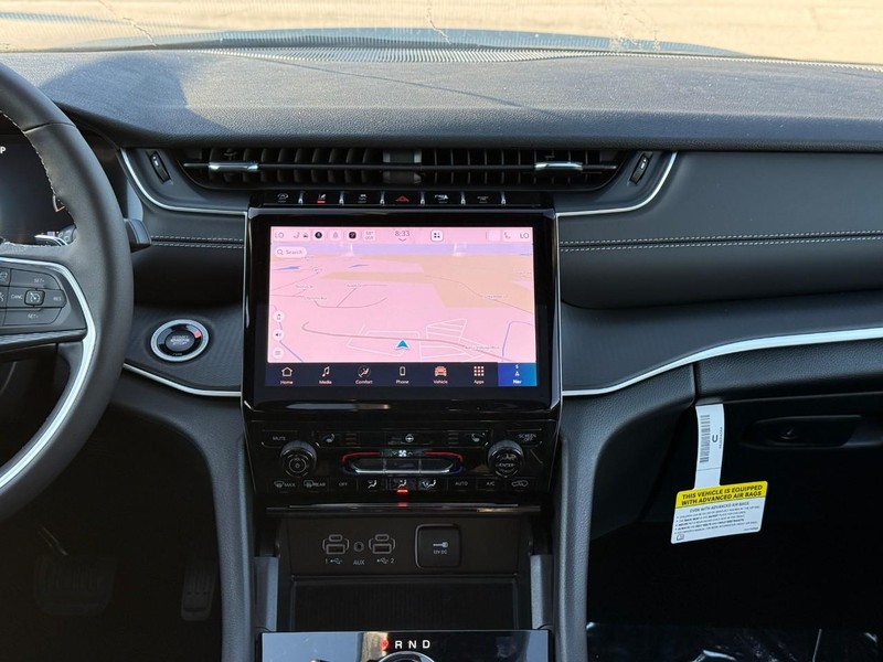 Jeep Grand Cherokee Vehicle Image 11