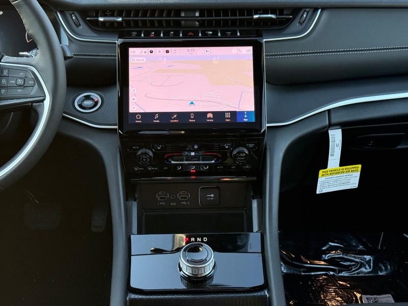 Jeep Grand Cherokee Vehicle Image 12