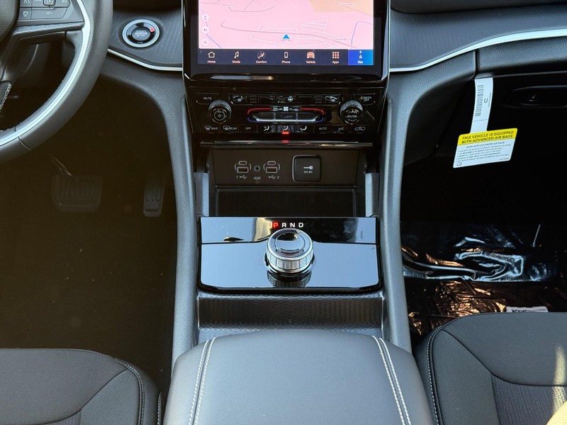 Jeep Grand Cherokee Vehicle Image 13