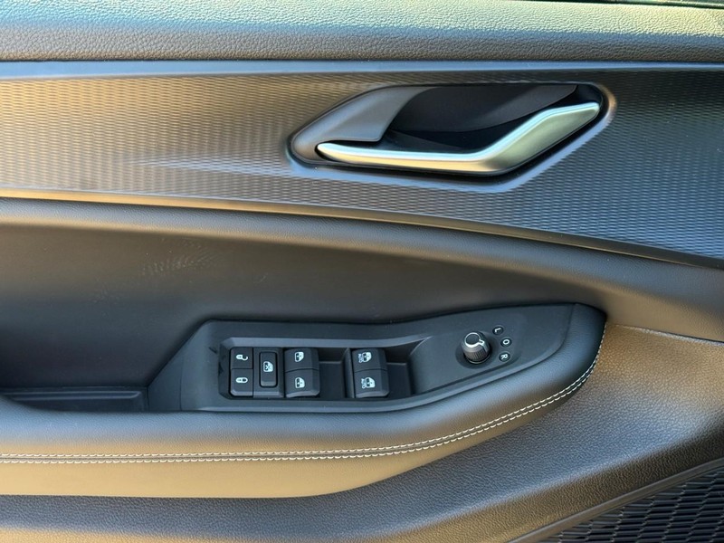Jeep Grand Cherokee Vehicle Image 14