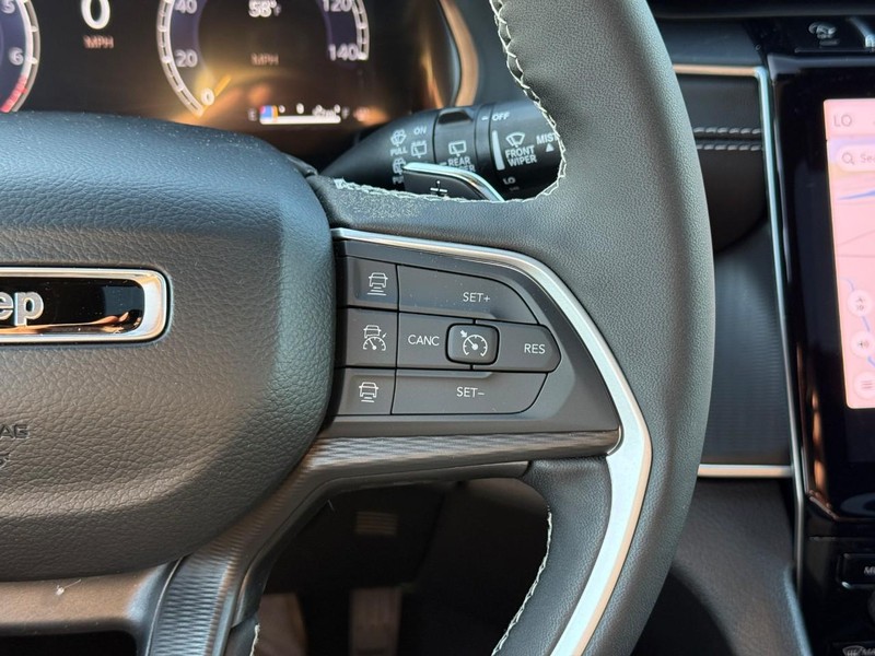 Jeep Grand Cherokee Vehicle Image 18