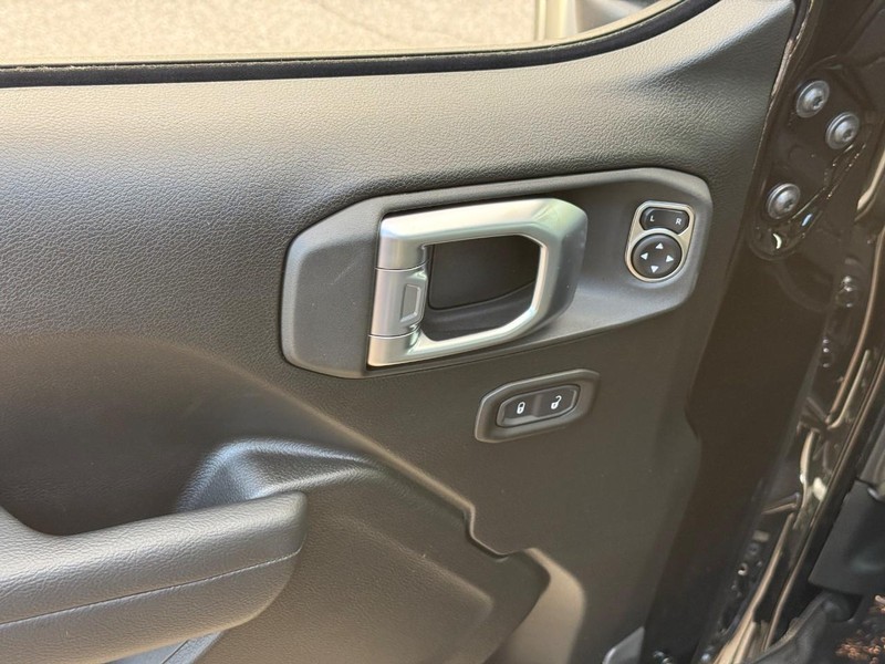 Jeep Wrangler Vehicle Image 13