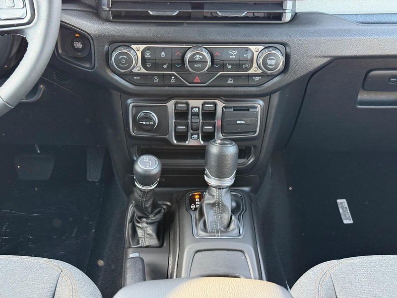 Jeep Wrangler Vehicle Image 12
