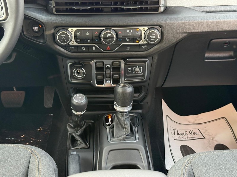 Jeep Wrangler Vehicle Image 12