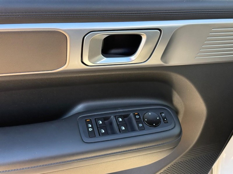 Hyundai Santa Fe Vehicle Image 18