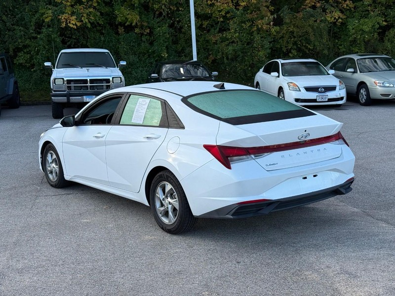 Hyundai Elantra Vehicle Image 04