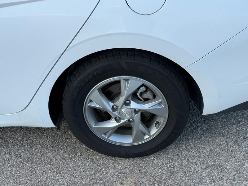 Hyundai Elantra Vehicle Image 05