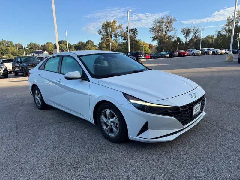 Hyundai Elantra Vehicle Image 09