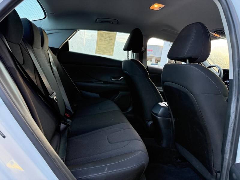 Hyundai Elantra Vehicle Image 12
