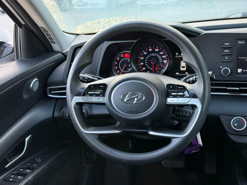Hyundai Elantra Vehicle Image 14