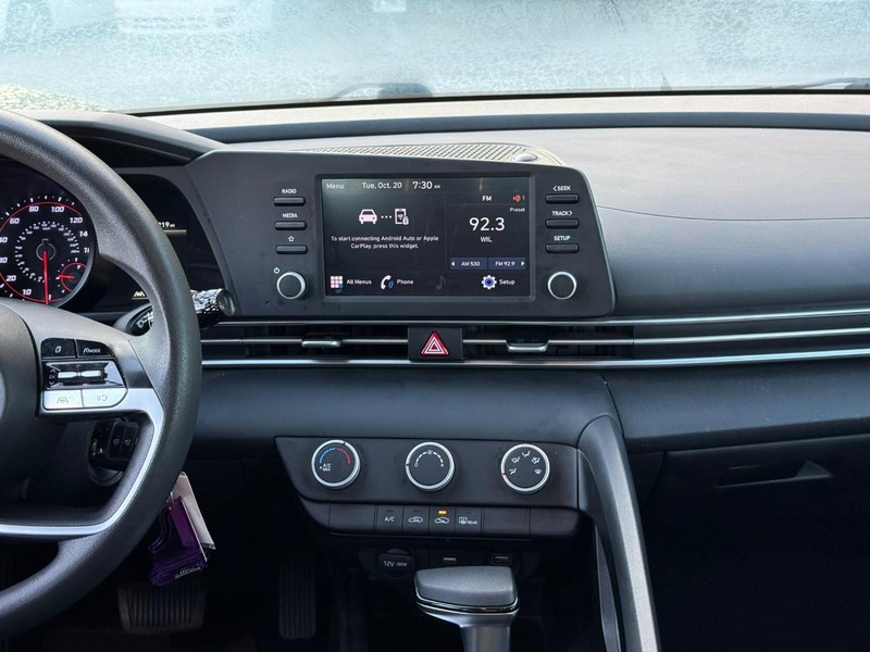 Hyundai Elantra Vehicle Image 15