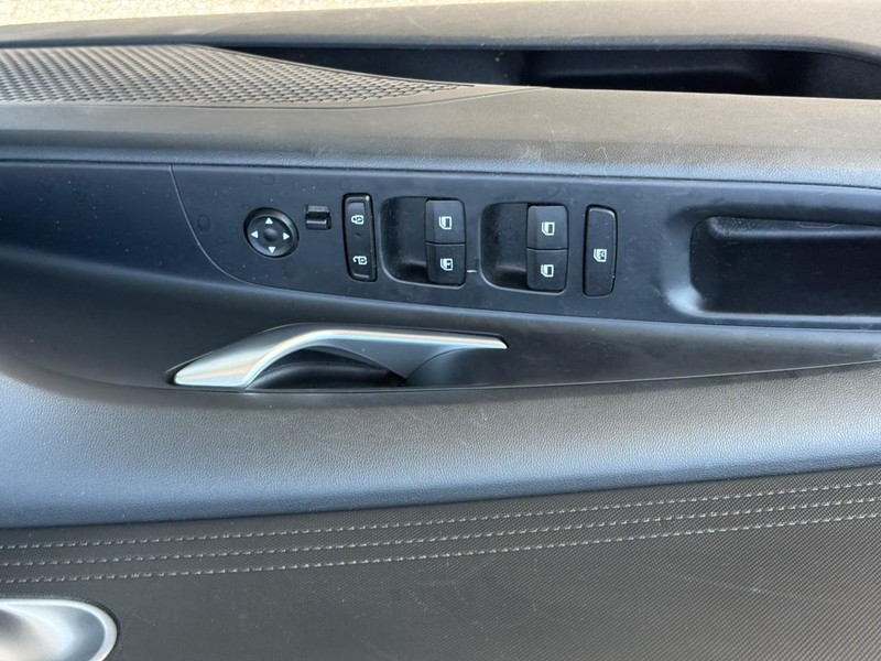 Hyundai Elantra Vehicle Image 17