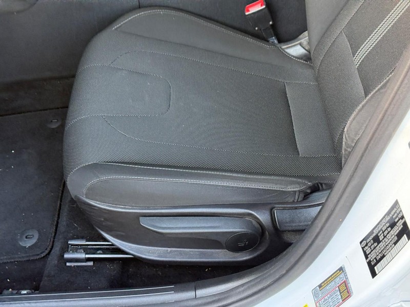 Hyundai Elantra Vehicle Image 18