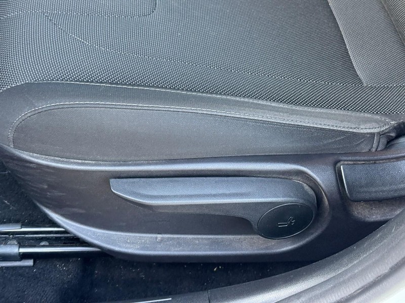 Hyundai Elantra Vehicle Image 19