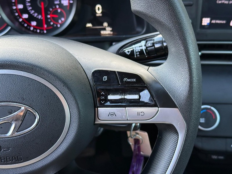 Hyundai Elantra Vehicle Image 21