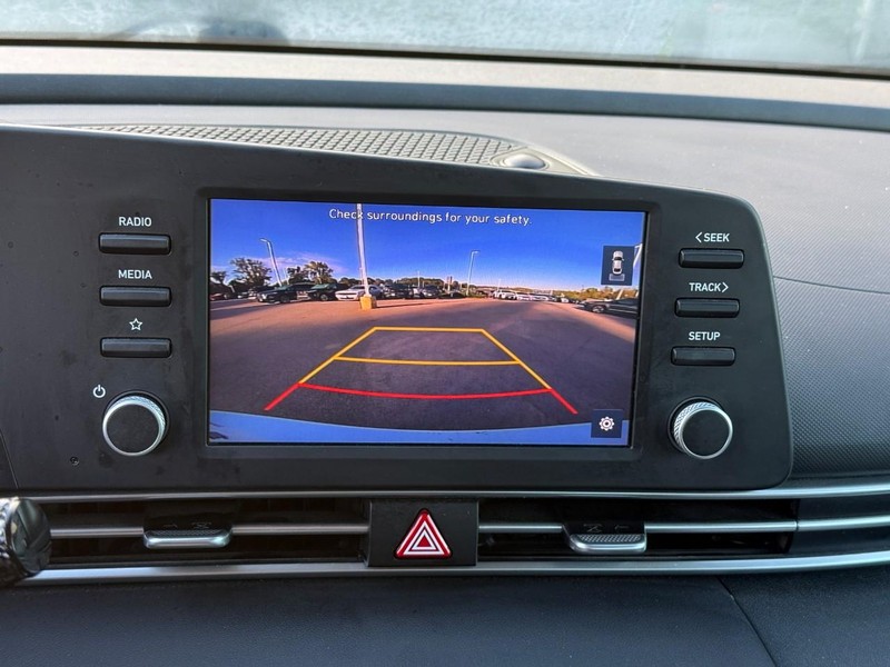 Hyundai Elantra Vehicle Image 24