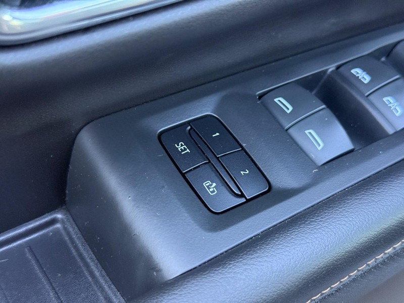GMC Yukon XL Vehicle Image 22