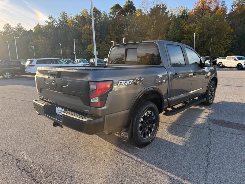Nissan Titan Vehicle Image 09