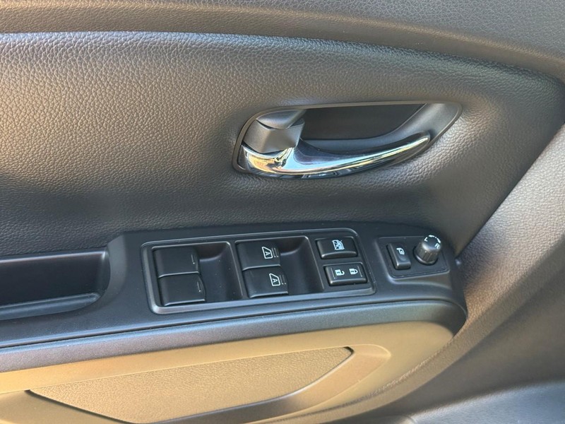 Nissan Titan Vehicle Image 17