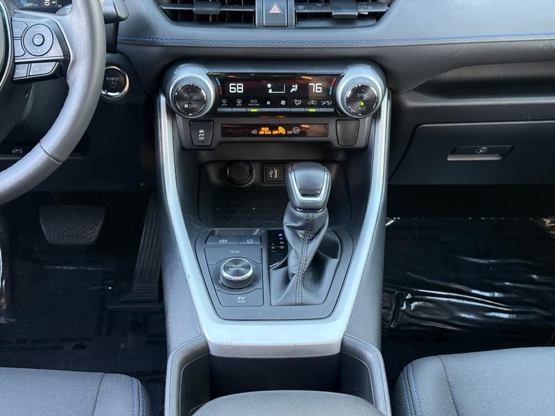 Toyota RAV4 Vehicle Image 18