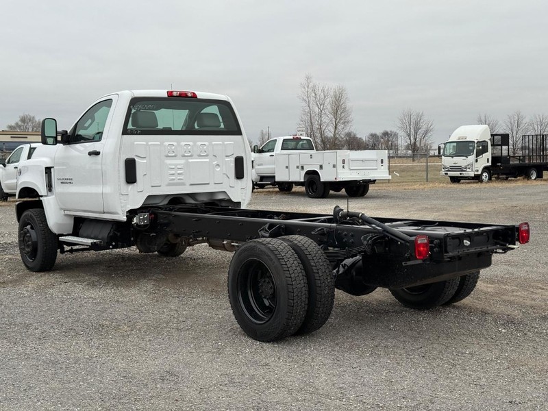 Chevrolet Silverado MD Vehicle Full-screen Gallery Image 03