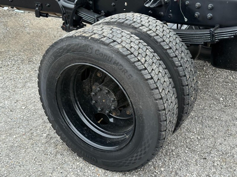 Chevrolet Silverado MD Vehicle Full-screen Gallery Image 04