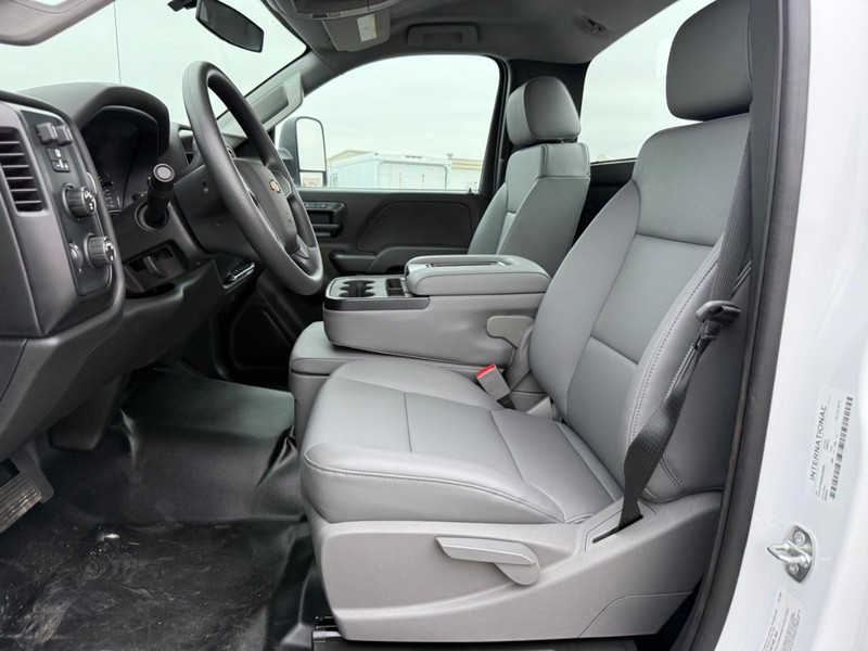 Chevrolet Silverado MD Vehicle Full-screen Gallery Image 05