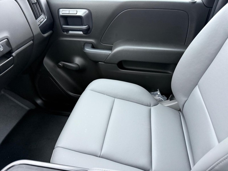 Chevrolet Silverado MD Vehicle Full-screen Gallery Image 10