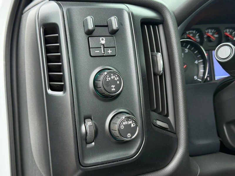 Chevrolet Silverado MD Vehicle Full-screen Gallery Image 11
