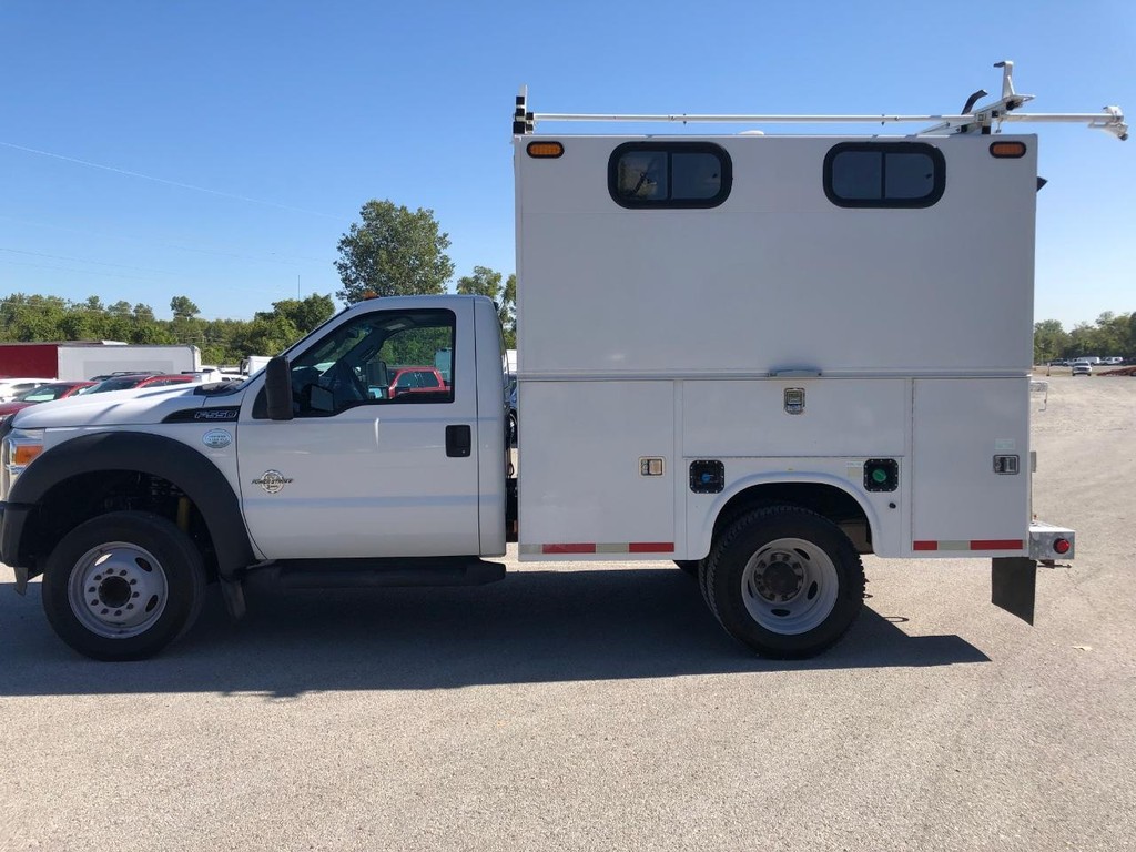 Ford Super Duty F-550 DRW Vehicle Full-screen Gallery Image 4