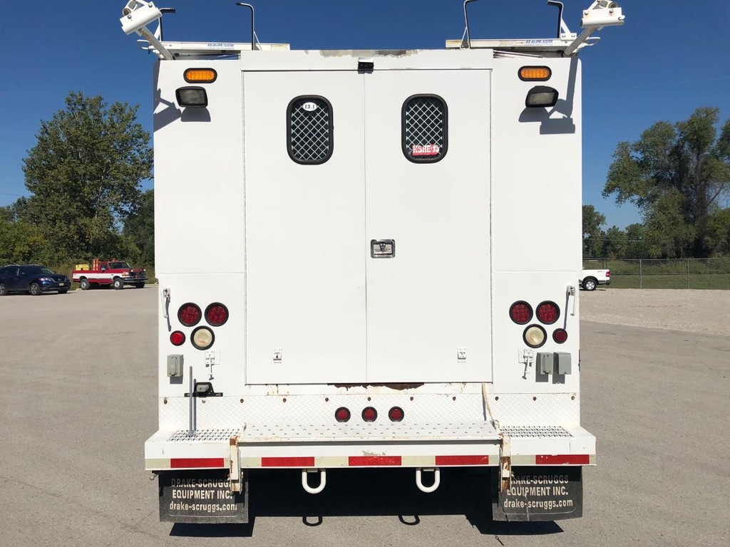 Ford Super Duty F-550 DRW Vehicle Full-screen Gallery Image 6