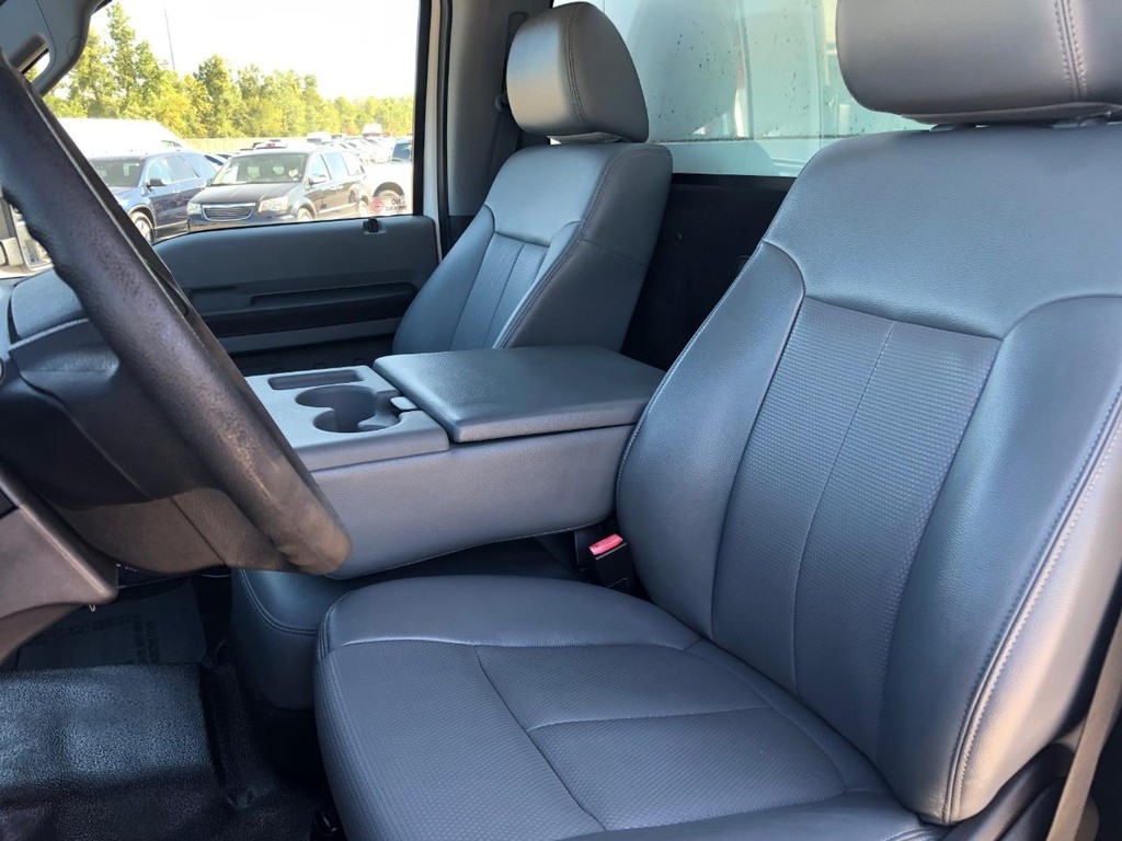 Ford Super Duty F-550 DRW Vehicle Full-screen Gallery Image 10