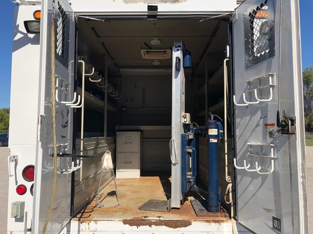 Ford Super Duty F-550 DRW Vehicle Full-screen Gallery Image 14