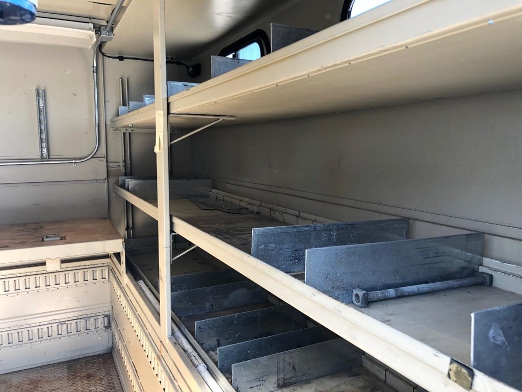 Ford Super Duty F-550 DRW Vehicle Full-screen Gallery Image 16