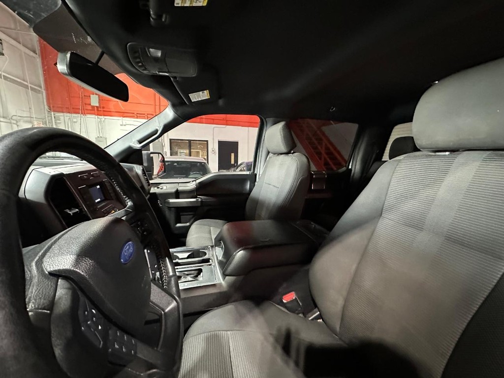 Ford F-150 Vehicle Full-screen Gallery Image 11