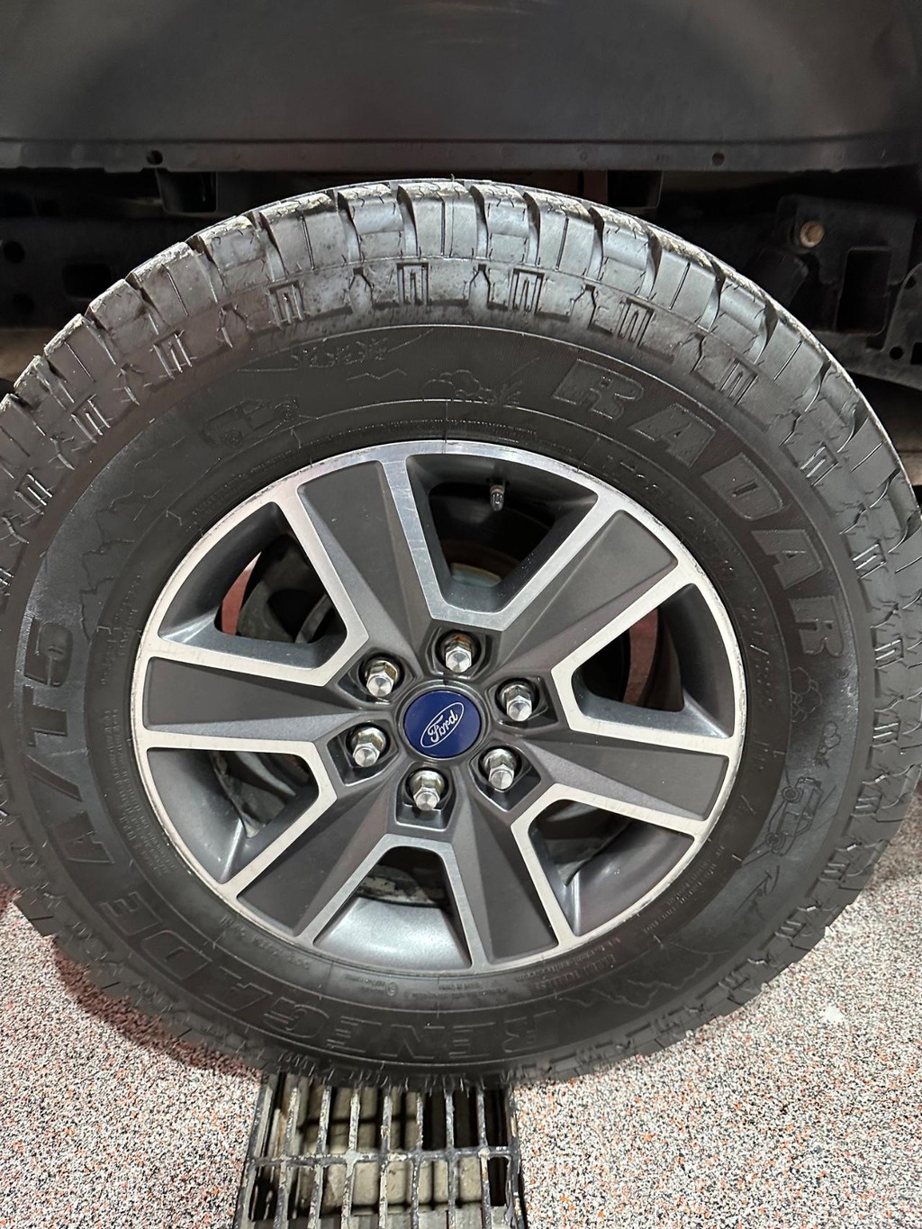 Ford F-150 Vehicle Full-screen Gallery Image 12