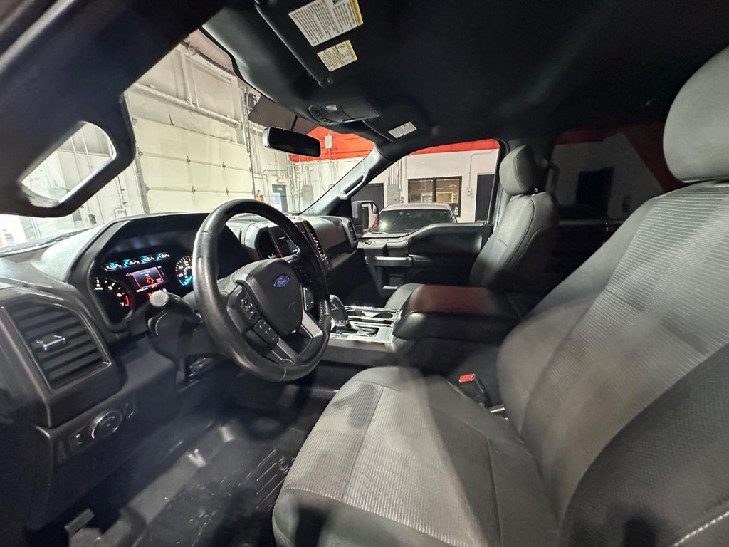 Ford F-150 Vehicle Full-screen Gallery Image 16