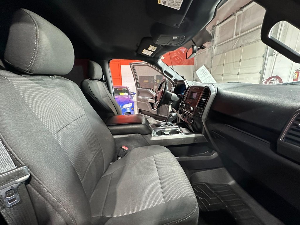 Ford F-150 Vehicle Full-screen Gallery Image 17