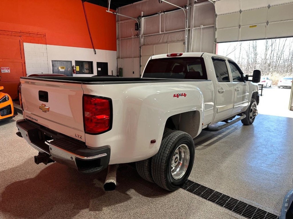 Chevrolet Silverado 3500HD Vehicle Full-screen Gallery Image 3
