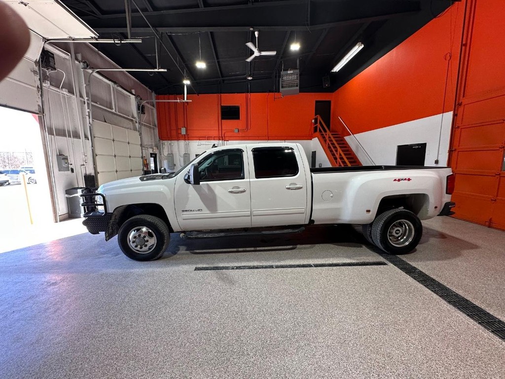 Chevrolet Silverado 3500HD Vehicle Full-screen Gallery Image 7