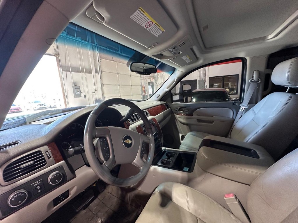 Chevrolet Silverado 3500HD Vehicle Full-screen Gallery Image 19