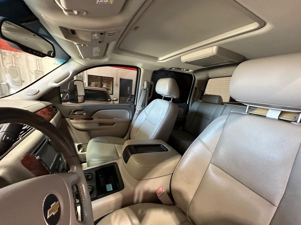 Chevrolet Silverado 3500HD Vehicle Full-screen Gallery Image 20